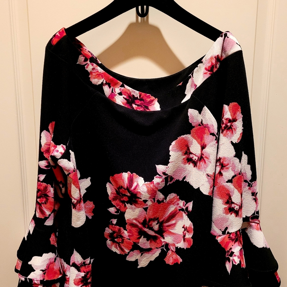 Floral shoulder Neimans top